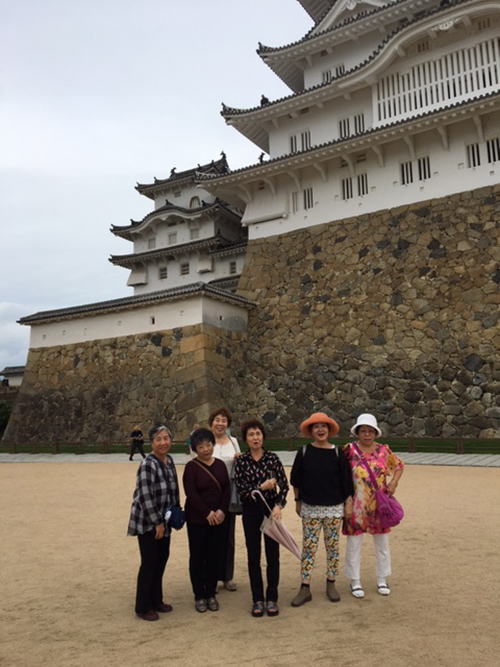 ●日帰りバス旅行(9月)<BR>平成28年度は「姫路城」へ出かけました。<BR>70歳以上の方を対象に開催しています。車中も歌やゲームで楽しく笑顔が絶えず好評です。<BR>