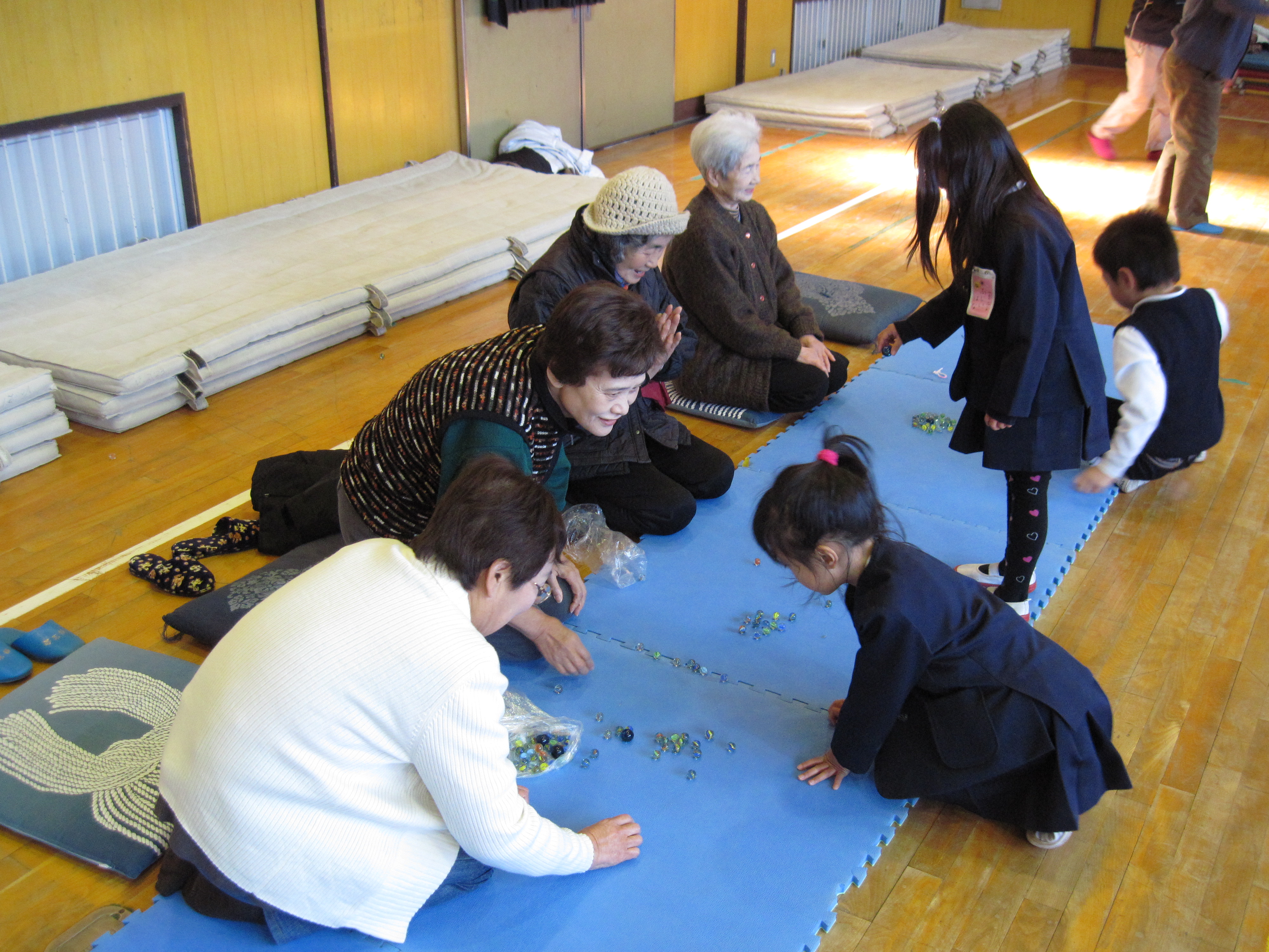 ●老人と児童のふれあい交流会<BR>橋波小学校の1年生とけん玉やカルタなど、昔あそびを通じて交流しています。<BR>